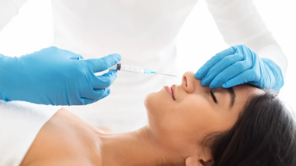 Surgeon explaining the main factors affecting rhinoplasty cost, including surgical complexity, technique, anesthesia and hospital facilities.